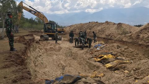 Almost 200 bodies have been buried in a mass grave on the outskirts of Palu.