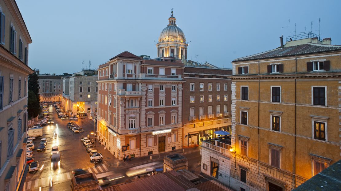 J.K. Place Roma has rooms with four-poster canopy beds.