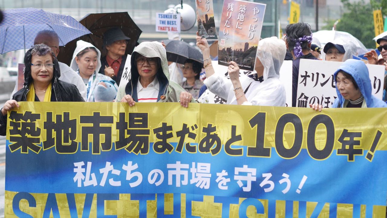 Demonstrators protest against the impending move of the Tsukiji fish market to Toyosu on September 29, 2018. 