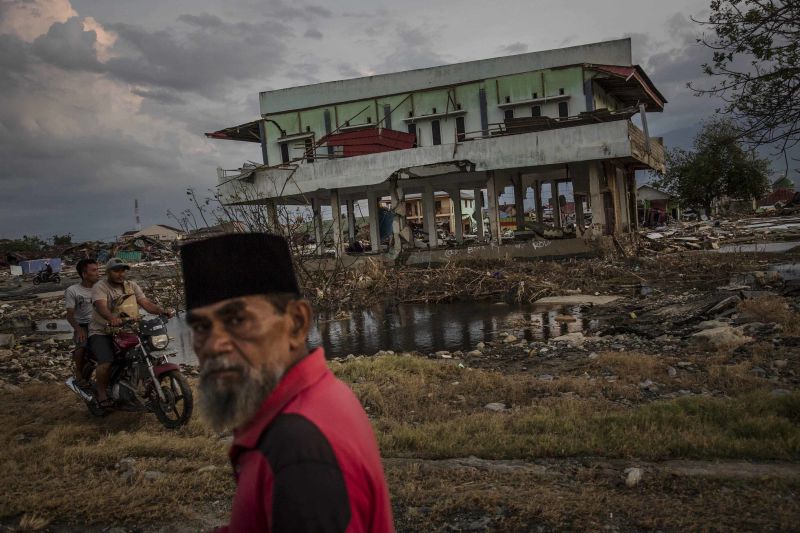 Indonesia Tsunami And Earthquake: Rescuers Race To Aid Victims As Death ...