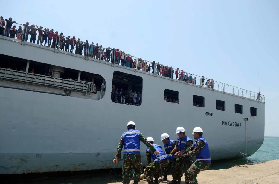 Indonesian soldiers in Makassar prepare to welcome a military ship with evacuees on October 4.