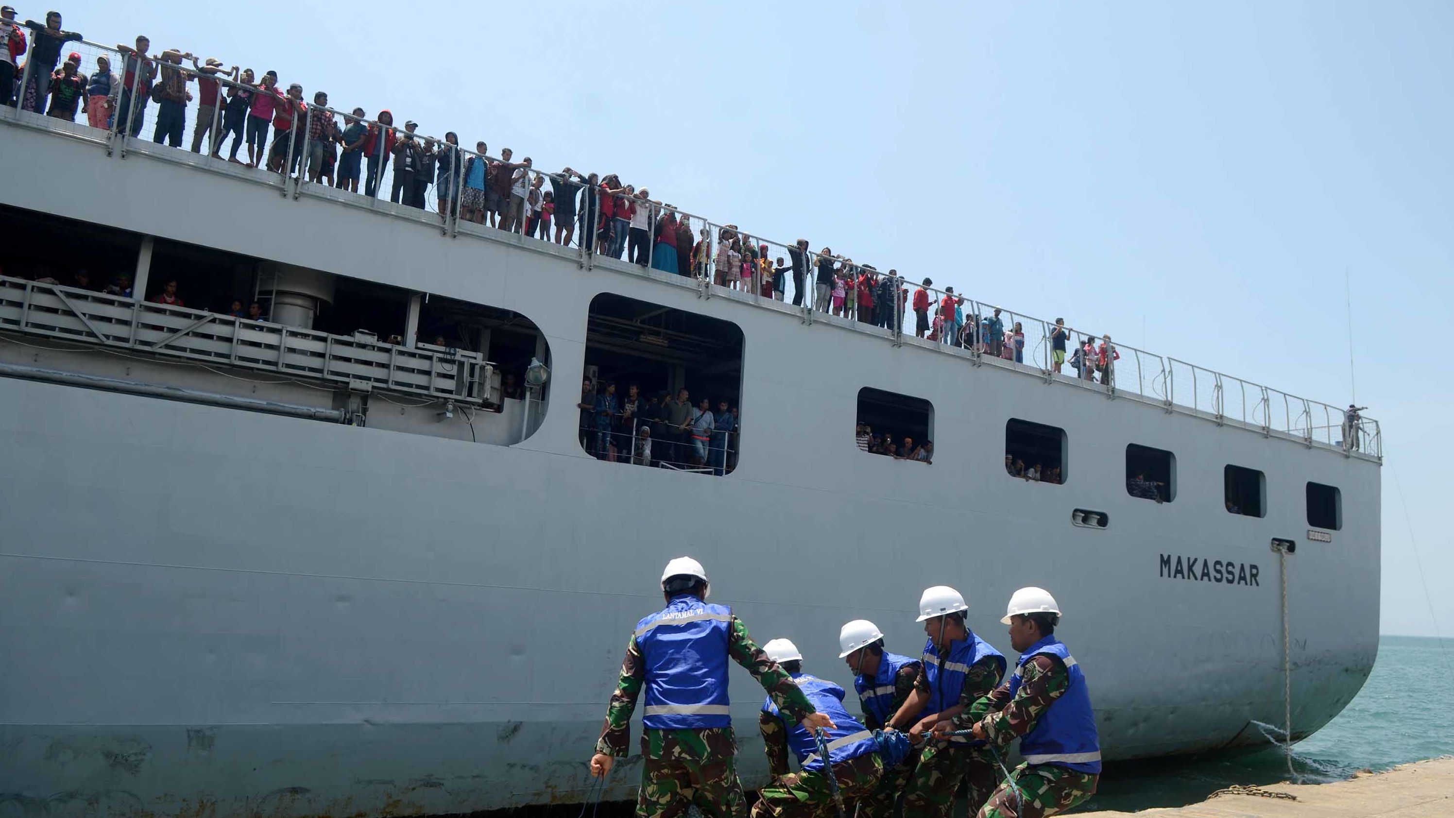 Indonesian soldiers in Makassar prepare to welcome a military ship with evacuees on October 4.