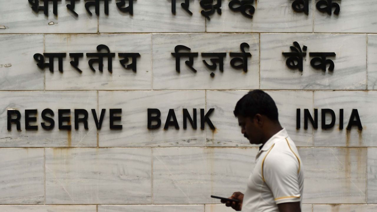 India's central bank, the Reserve Bank of India, held off raising interest rates, triggering a new fall in the rupee. 