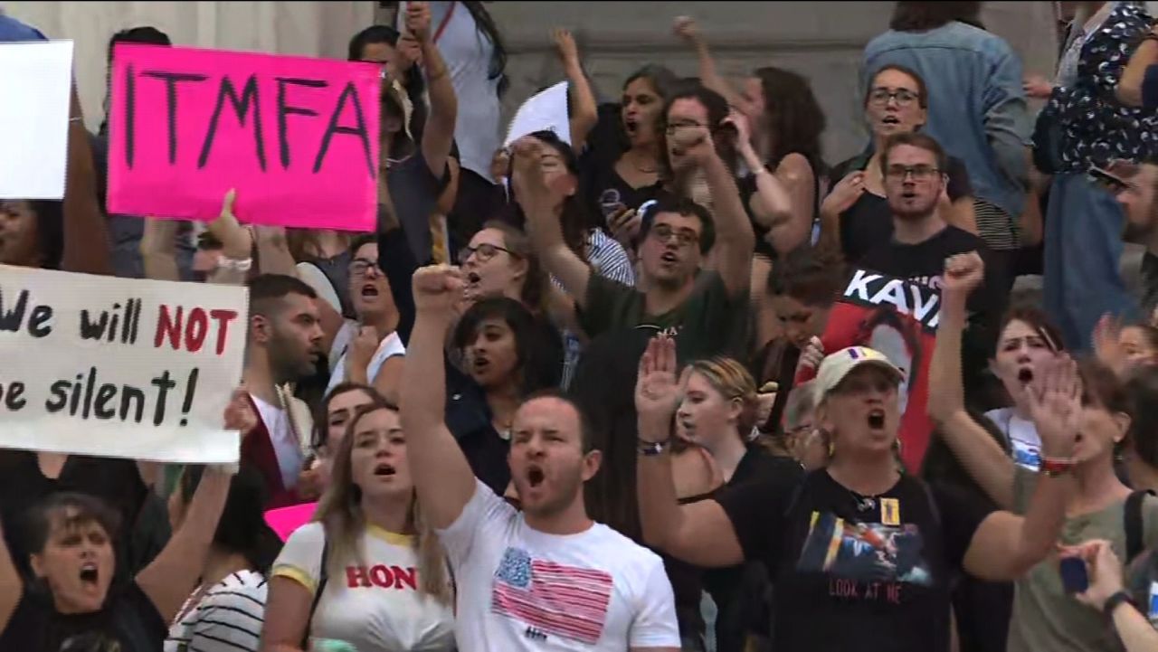 anti-kavanaugh protesters supreme court 10-6-2018