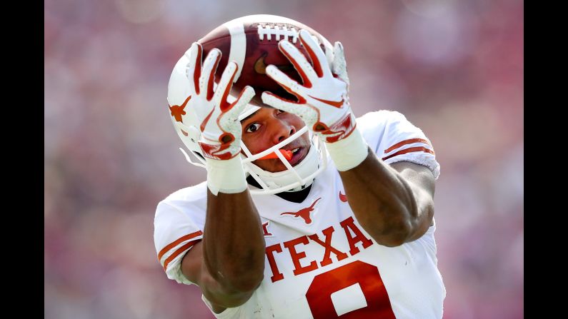 Collin Johnson of the Texas Longhorns catches a pass against the Oklahoma Sooners in the first half of the 2018 AT&T Red River Showdown at the Cotton Bowl on October 6, 2018 in Dallas, Texas.