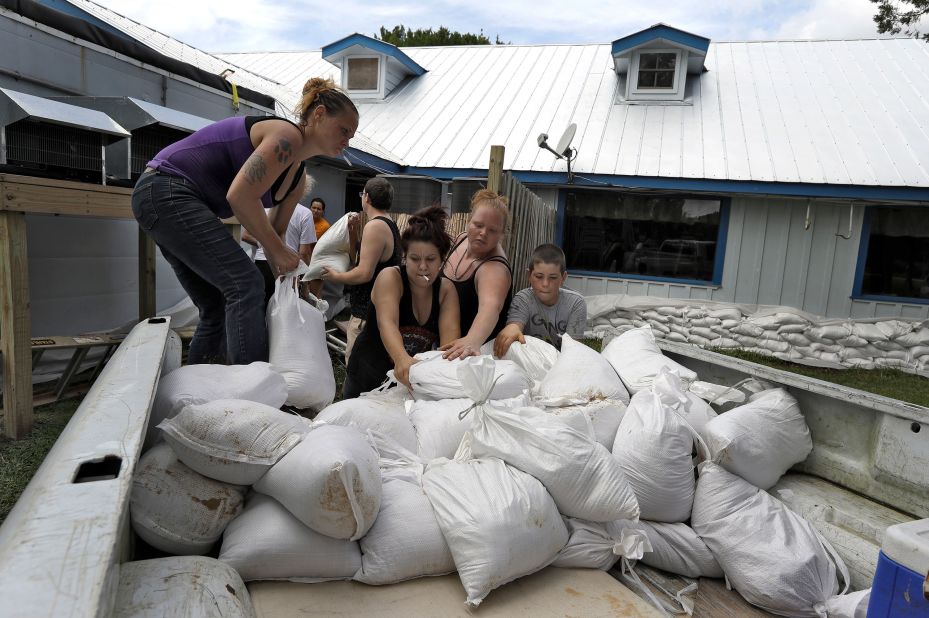 Krystal Day, left, leads a sandbag assembly line at the Old Port Cove restaurant in Ozello, Florida, on October 9.