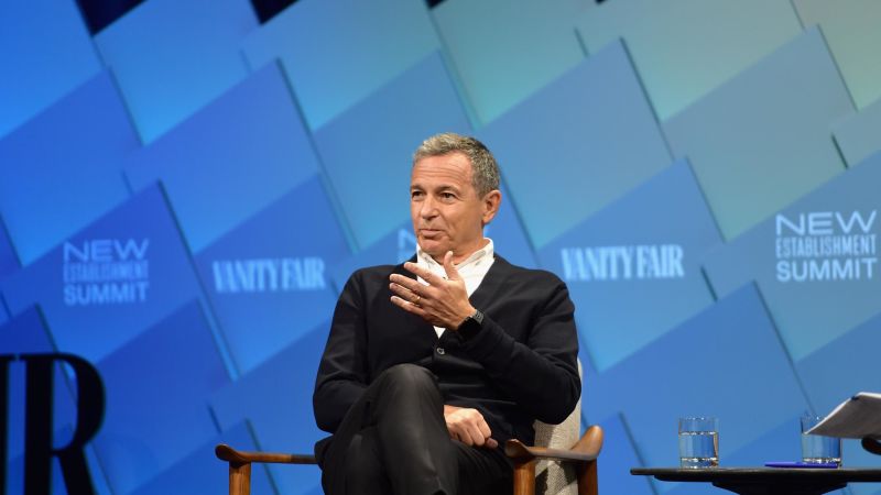 Bob Iger dice que la congelación de contratación de Disney se mantendrá con su regreso como CEO