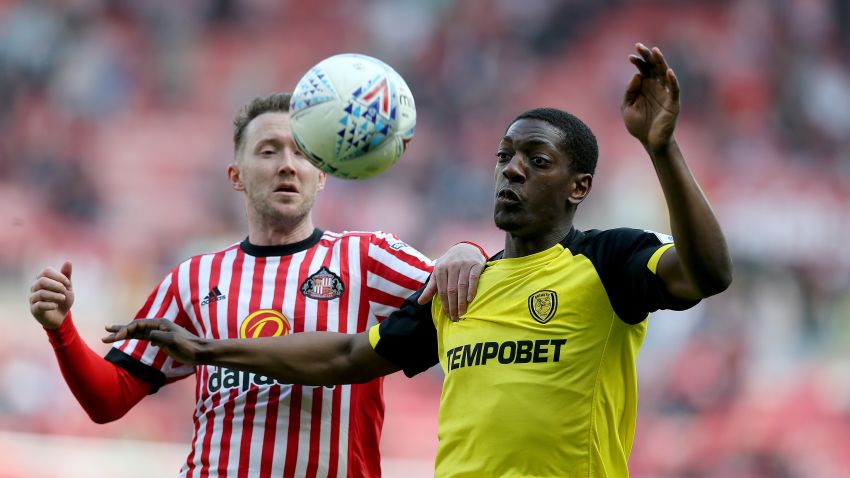SUNDERLAND, ENGLAND - APRIL 21: Aiden McGeady (L) of Sunderland challenges Marvin Sordell of Burton Albion during the Sky Bet Championship match between Sunderland and Burton Albion at Stadium of Light on April 21, 2018 in Sunderland, England. (Photo by Nigel Roddis/Getty Images )