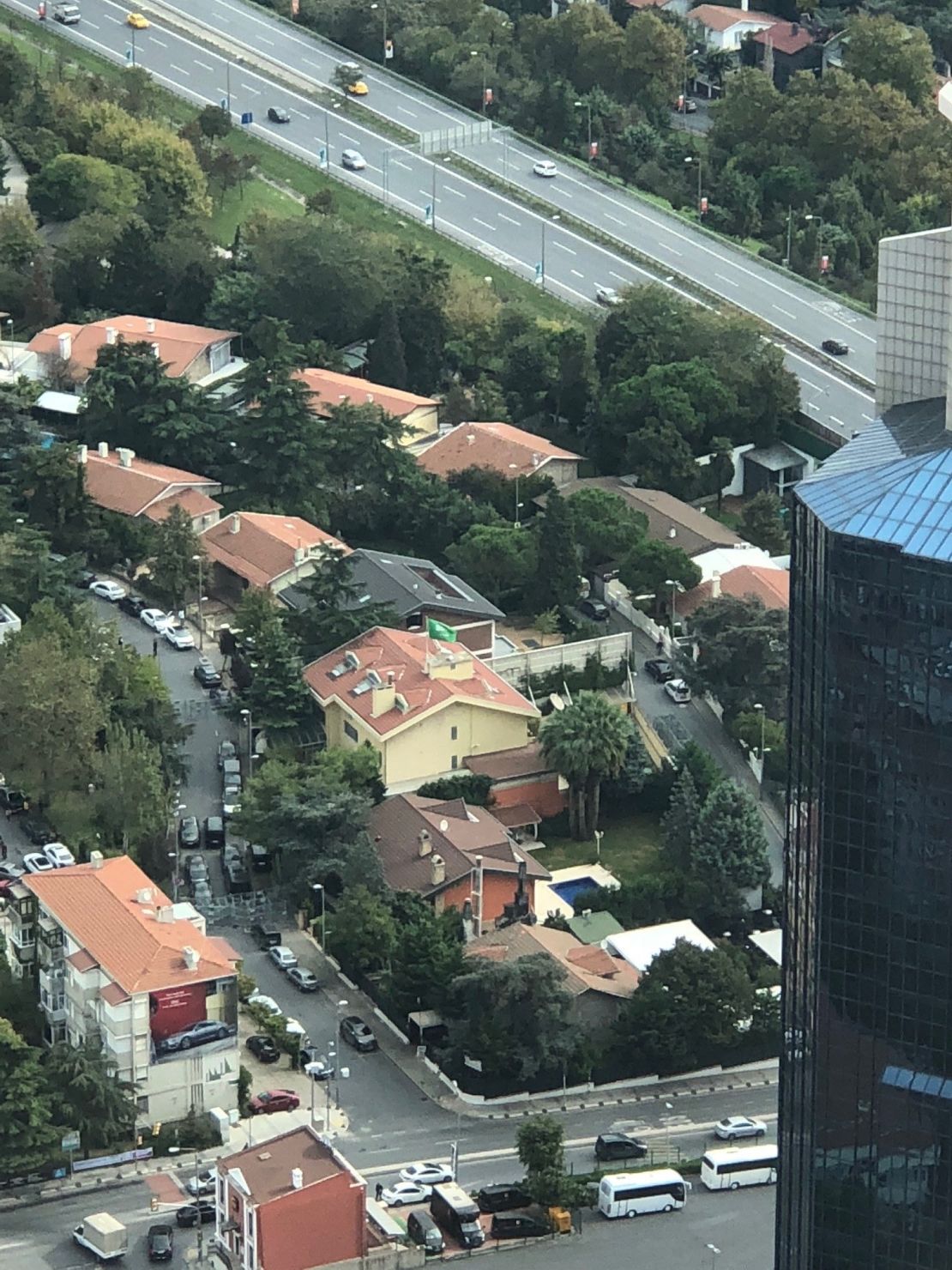 An aerial shot of the Saudi consulate in Istanbul on Oct 9th. The yellow, small building with flag is the consulate.