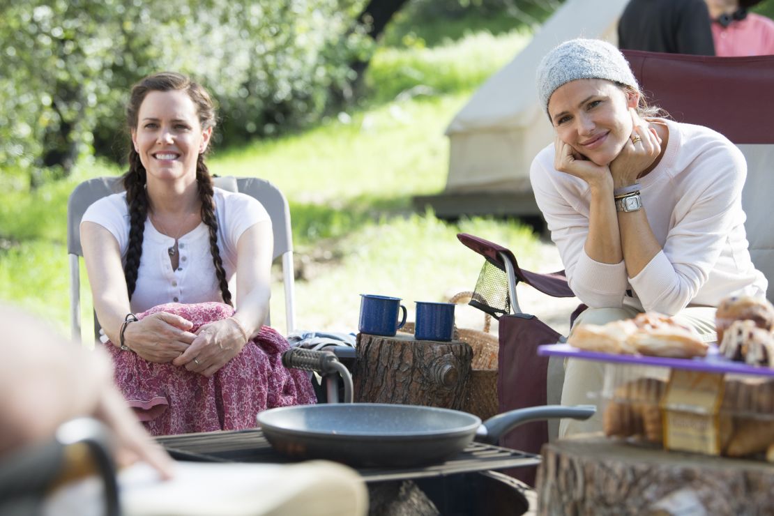Ione Skye, Jennifer Garner in 'Camping'