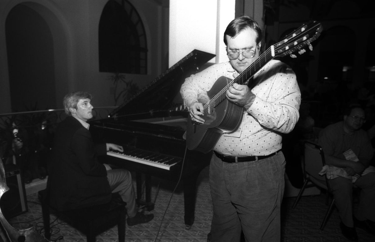 Paul Allen plays acoustic guitar at the annual PC Forum in Tucson, Arizona, in March 1991, accompanied on the piano by Jerrold Kaplan of GO Corporation/Egghead.