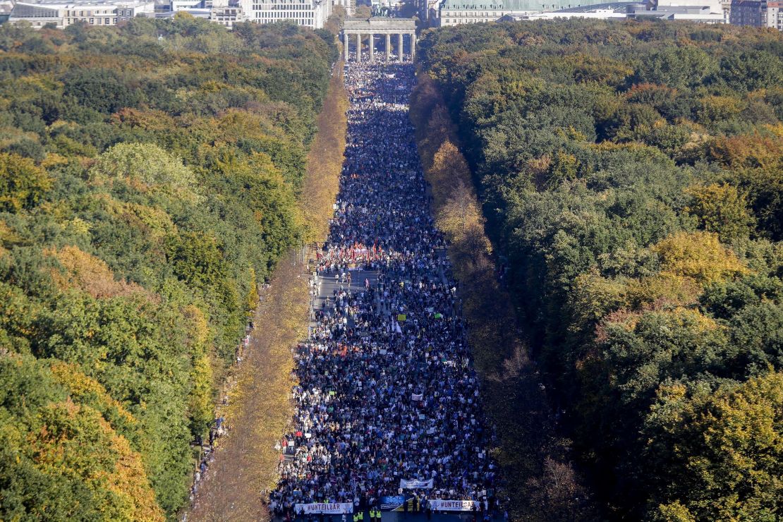 Police estimated that more than 100,000 people demonstrated against racism and right-wing extremism in Berlin on Saturday.