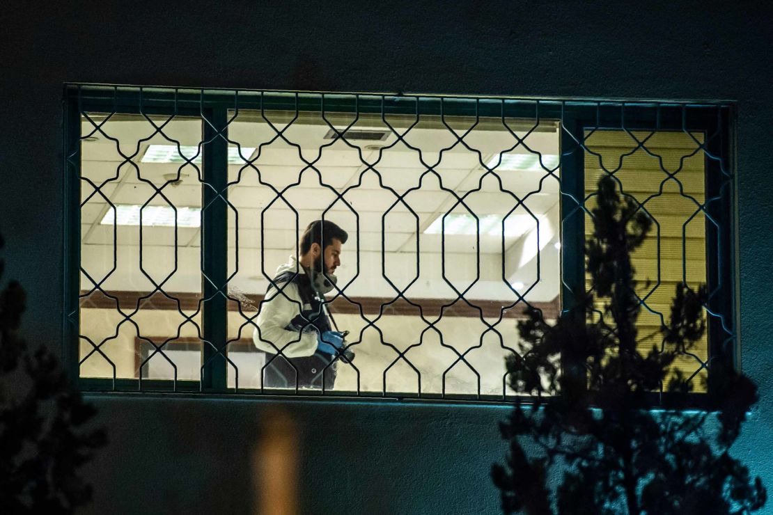 A Turkish forensic police officer works in Saudi Arabia's consulate in Istanbul on October 15, 2018, during the investigation over missing Saudi journalist Jamal Khashoggi. 