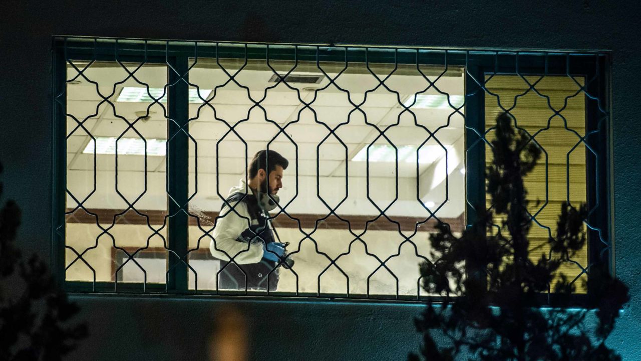 A Turkish forensic police officer works in Saudi Arabia's consulate in Istanbul on October 15, 2018, during the investigation over missing Saudi journalist Jamal Khashoggi. 