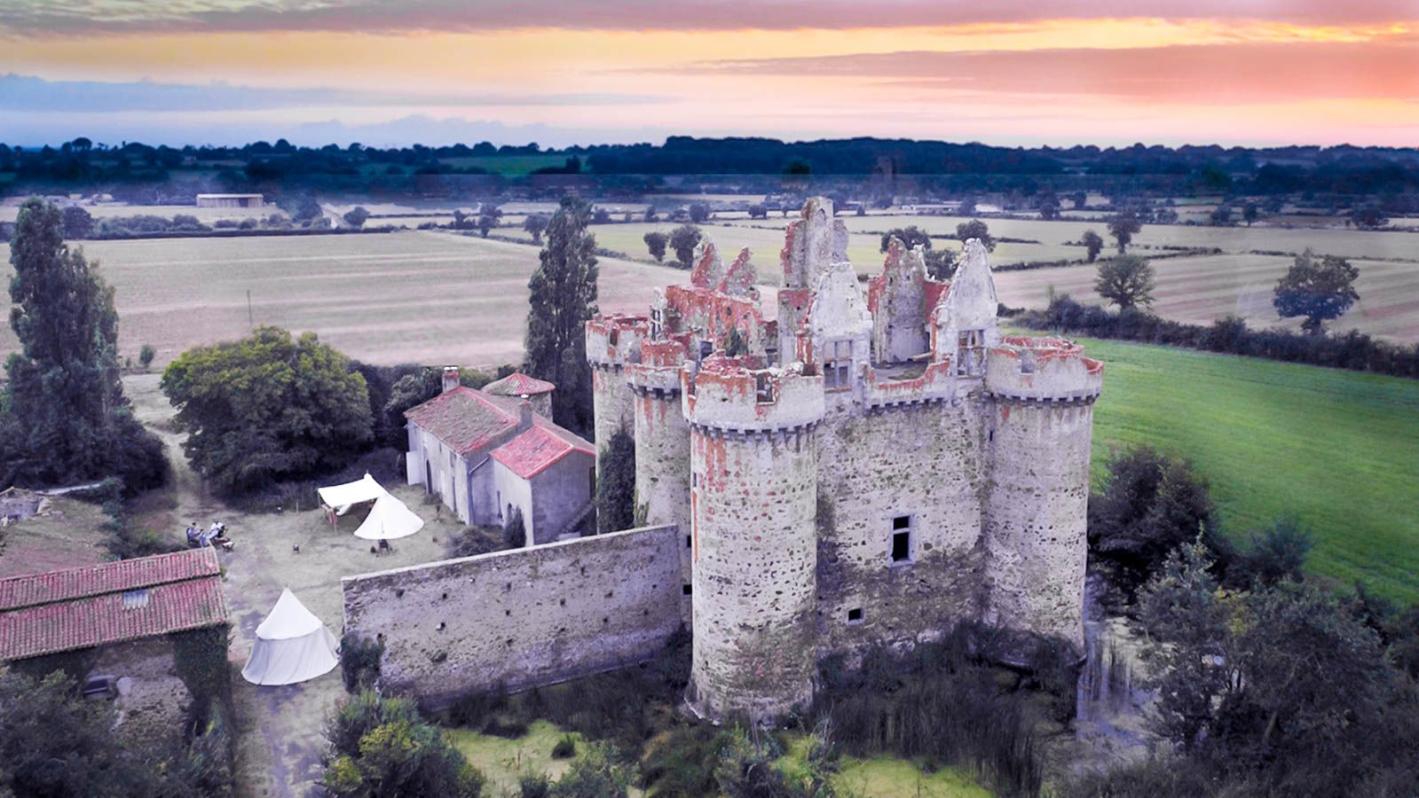 File:Château Fort de l'Ebaupinay - Vue Nord Est.jpg - Wikimedia Commons