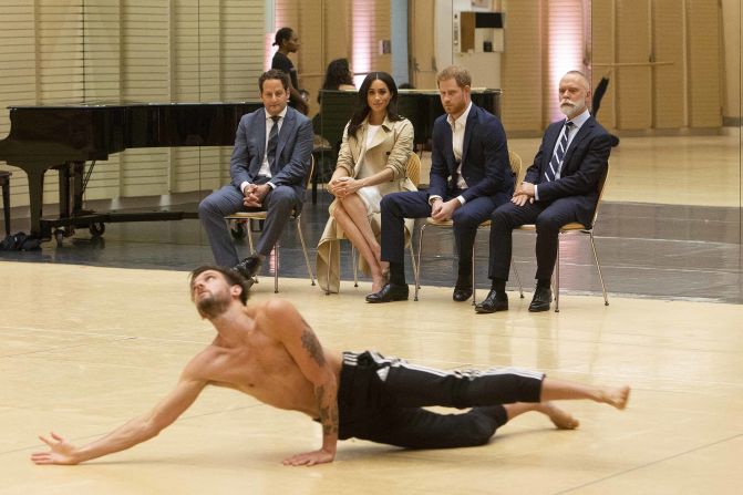 Harry and Meghan watch the rehearsal of the "Spirit 2018" performance by the Bangarra Dance Theatre company at the Sydney Opera House.