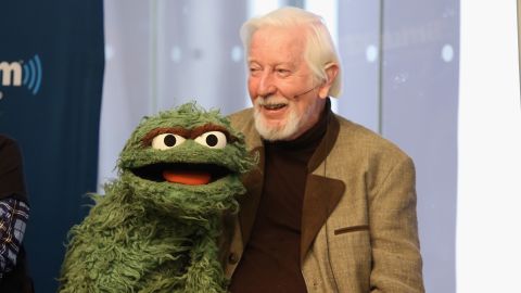 Caroll Spinney with Oscar the Grouch in 2014