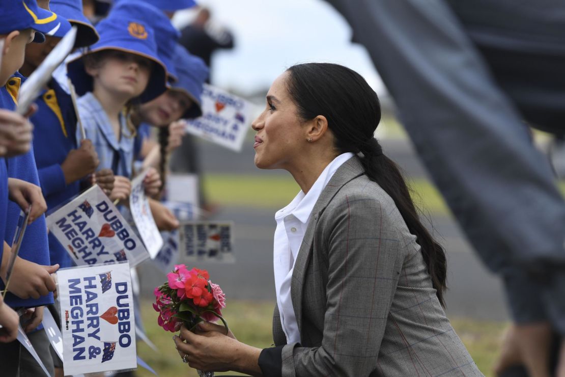 Meghan is greeted by schoolchildren following her arrival in Dubbo.