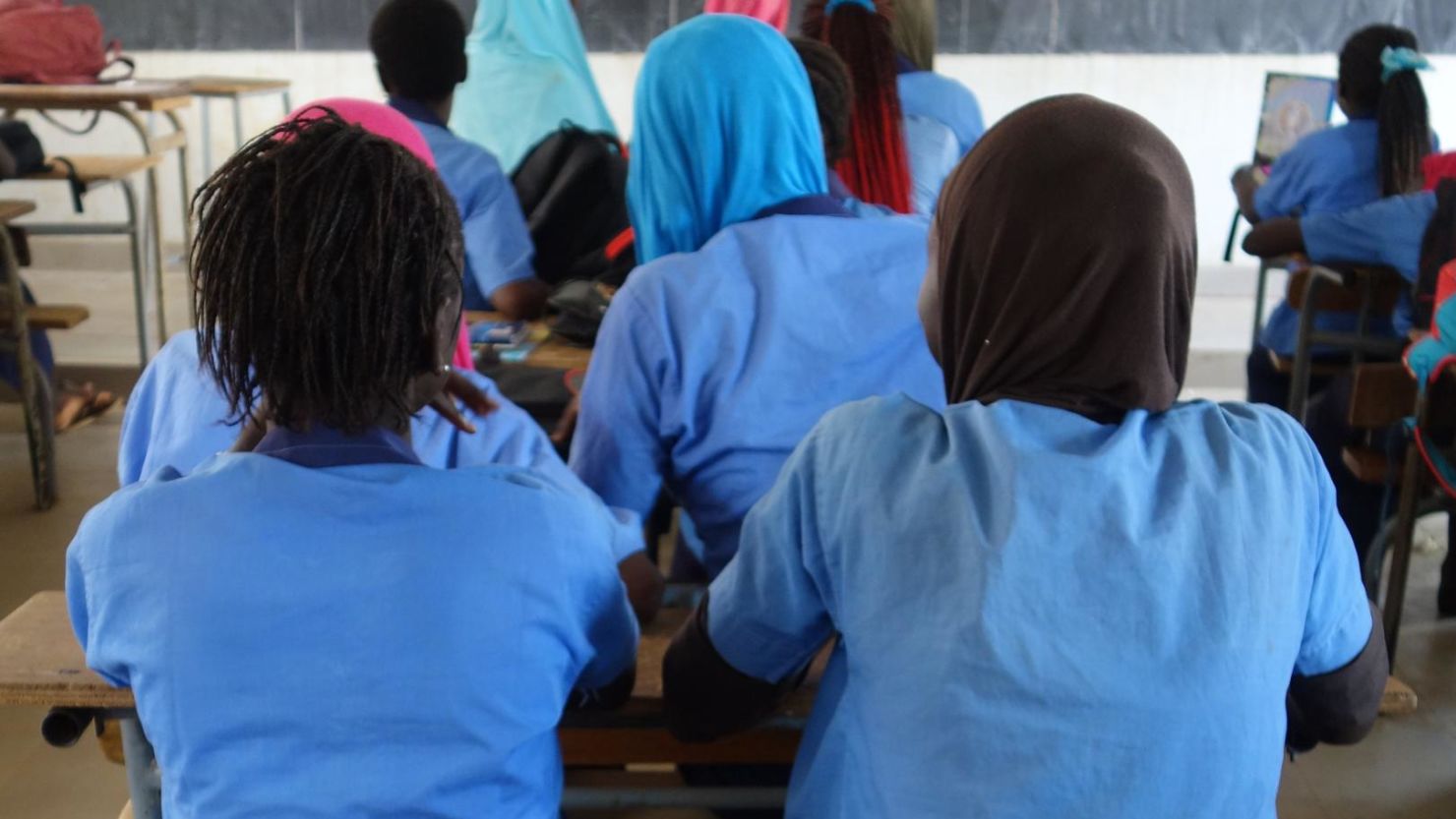 Schoolgirls in a classroom in a middle secondary school in Sédhiou, southern Senegal, in 2017. Photo by Elin Martínez for Human Rights Watch.
