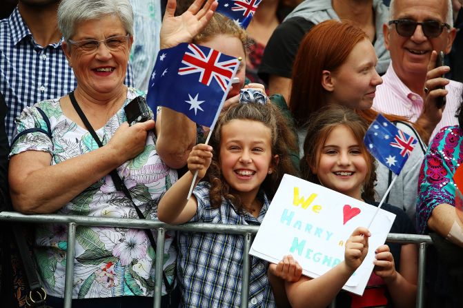 Crowds await the arrival of the Duke and Duchess at Government House in Melbourne. 