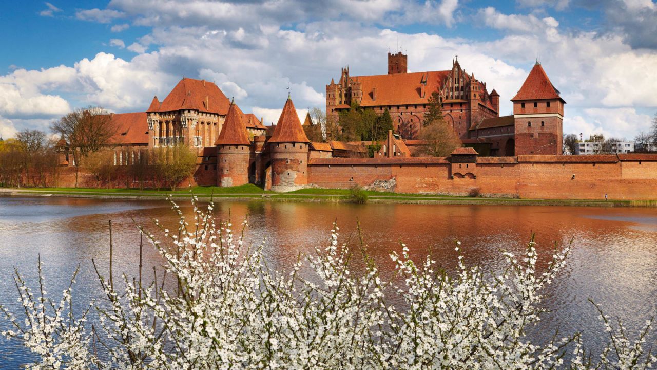 <strong>Malbork Castle: </strong>The biggest Gothic complex in Poland and one of the largest castles in the world is Malbork, a grandiose and mysterious Teutonic stronghold that lies a day trip away from Toruń. 