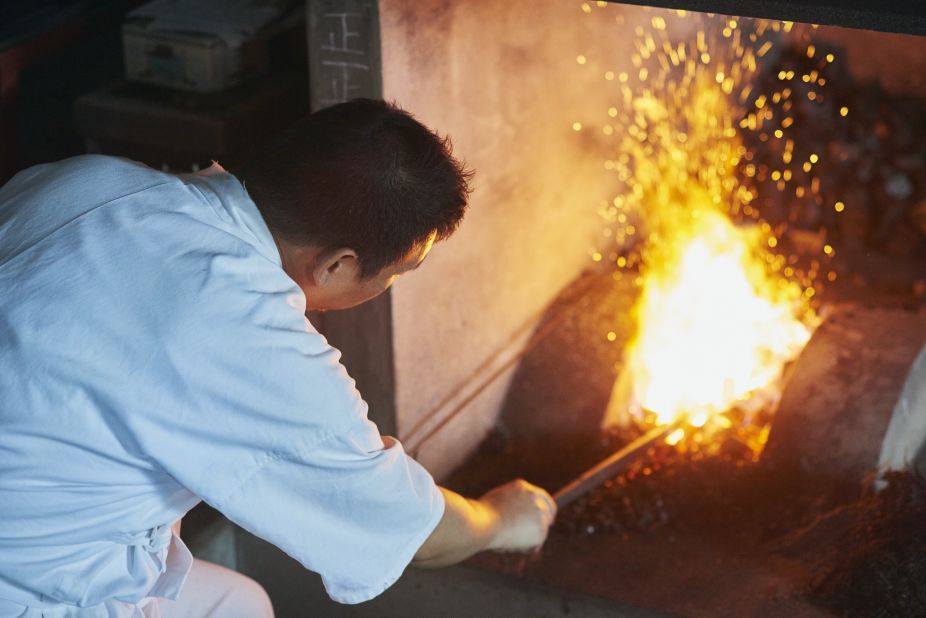 Shimojima hardens steel through a process of repeated heating and cooling known as yaki-ire.