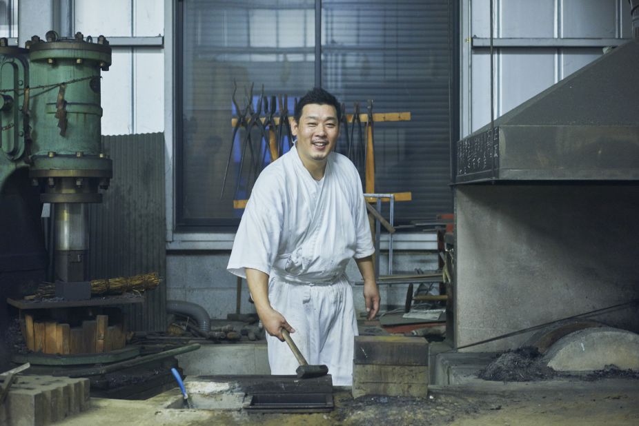 Shimojima was first drawn to sword making when, as a junior high school student, he encountered an 800-year-old katana at the Tokyo National Museum.