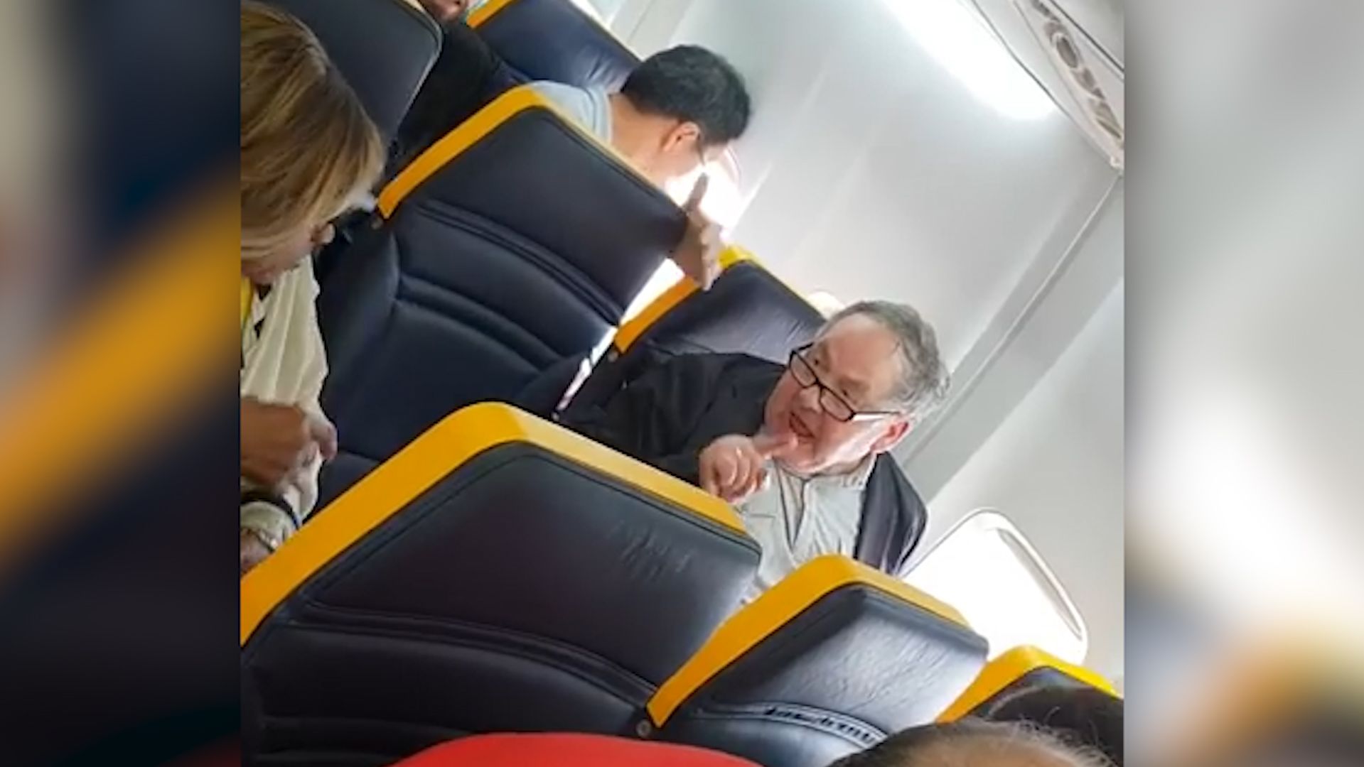 ik ben trots Labe Bondgenoot Ryanair passenger in rant video denies being racist | CNN