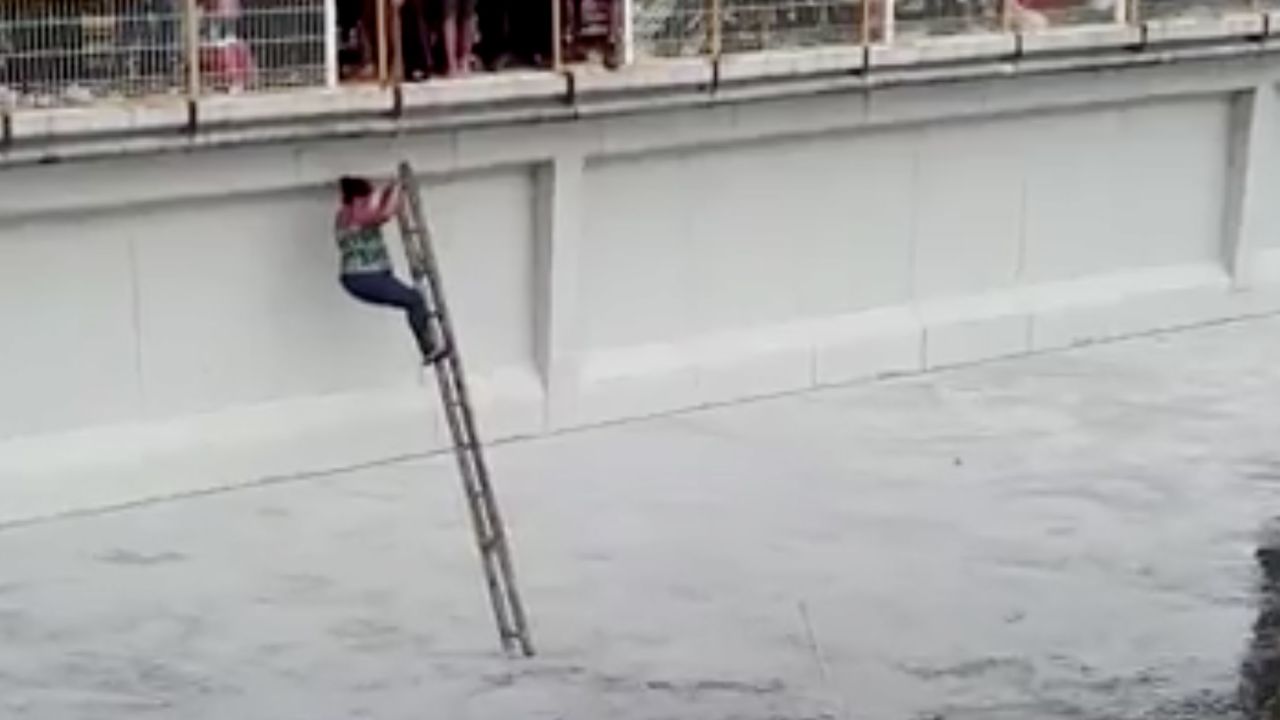 03 migrant caravan guatemala bridge GRAB