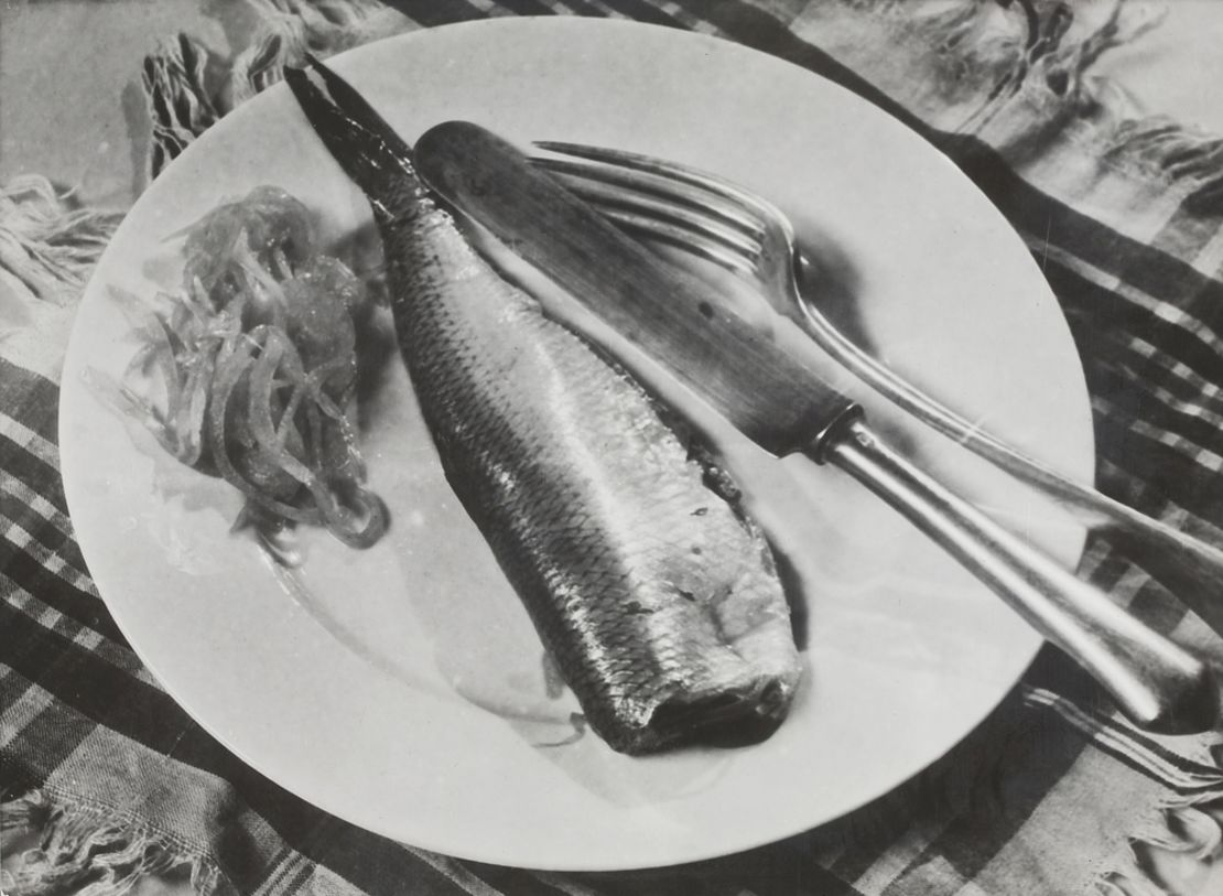 "Fish on the Plate" (1935) by Marta Aczel.