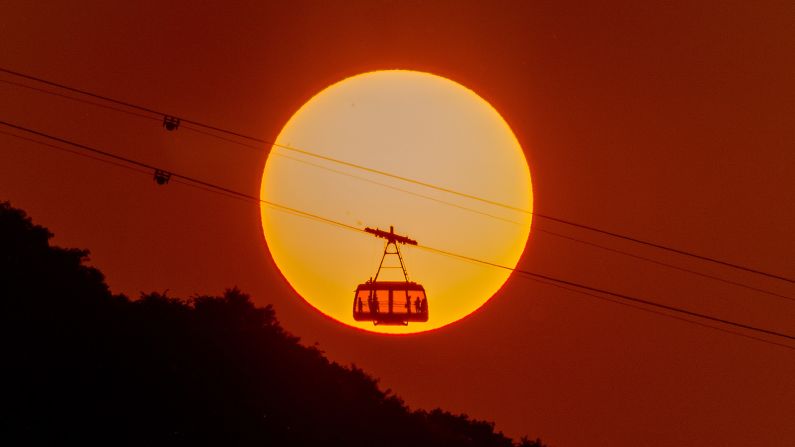 <strong>Mt Moiwa:</strong> Once you get there, you take a combination of a ropeway car and then a mini cable car for the final stretch up to the summit.