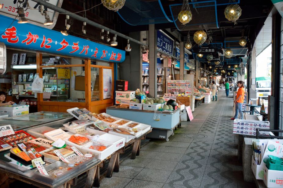 <strong>Nijo Market: </strong>Charismatic stallholders entice locals to stock up on daily needs, while foreign visitors are drawn by the mind-blowing maritime treats such as king crab and scallops, or vegetables from the rich local soil.