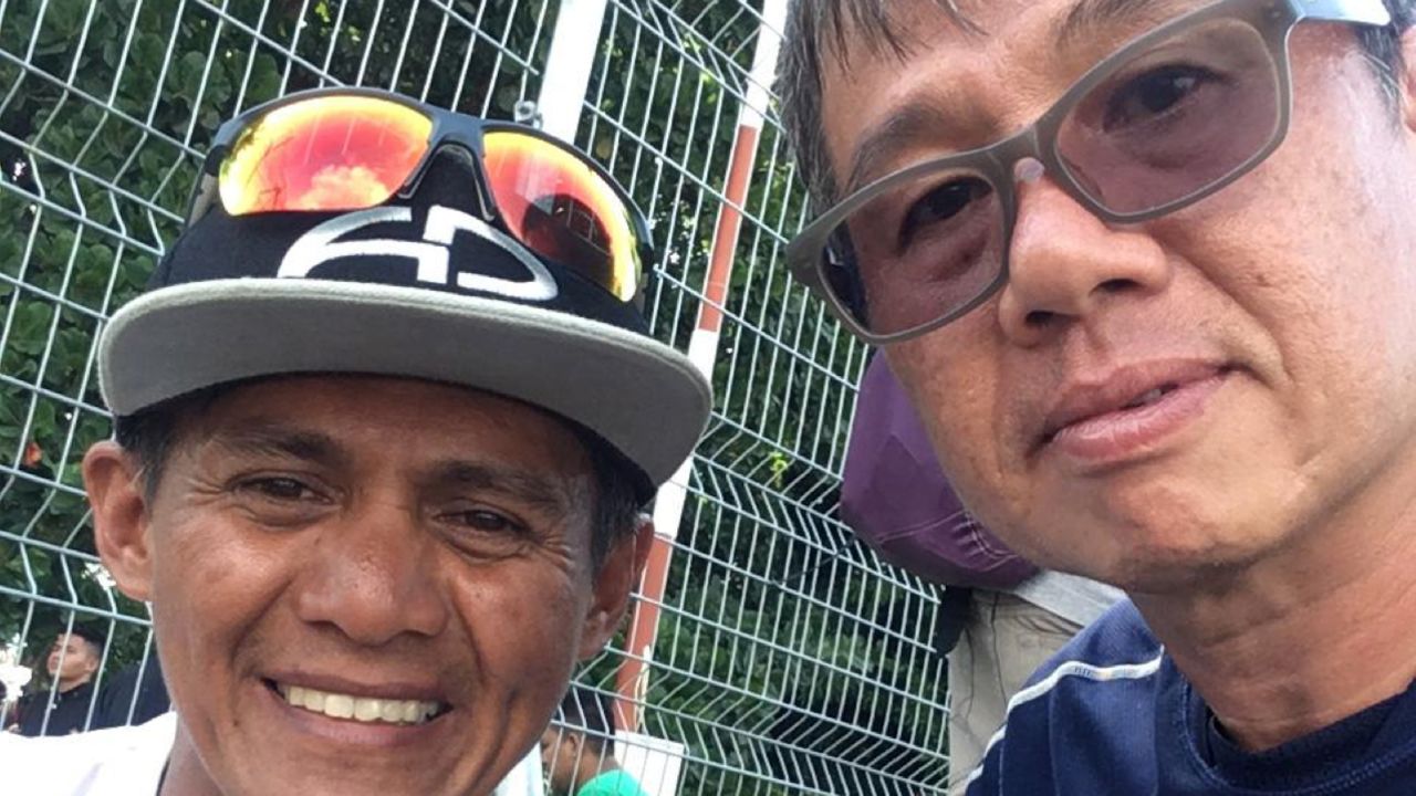 Ng Kok Choong (right) and Asgaf Umar, a paragliding instructor and organizer of the Indonesia open paragliding competition in Sulawesi. They took this photo at Mutiara airport on September 29th.