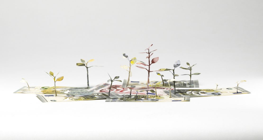 Yuken Teruya uses a scalpel knife rather than the traditional scissors to achieve a more complex cut that looks almost three-dimensional.