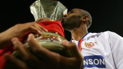 Eindhoven, NETHERLANDS:  Sevilla's Malian forward Frederic Kanoute kisses the trophy after winning the UEFA cup final football match Middlesbrough vs. FC Sevilla, 10 May 2006 at the PSV stadium in Eindhoven. Sevilla won 4-0. AFP PHOTO JOSE LUIS ROCA  (Photo credit should read JOSE LUIS ROCA/AFP/Getty Images)