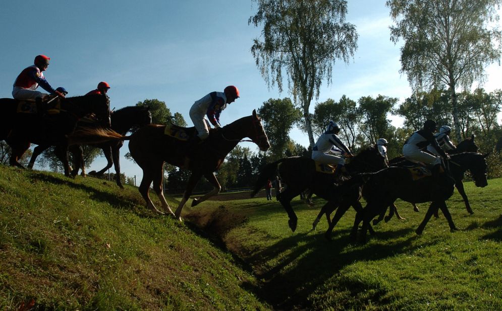 The race is more than just a 6,900 meter long steeplechase, it's also a cross-country race. While the course is mainly grass, horses also run through ploughed fields.