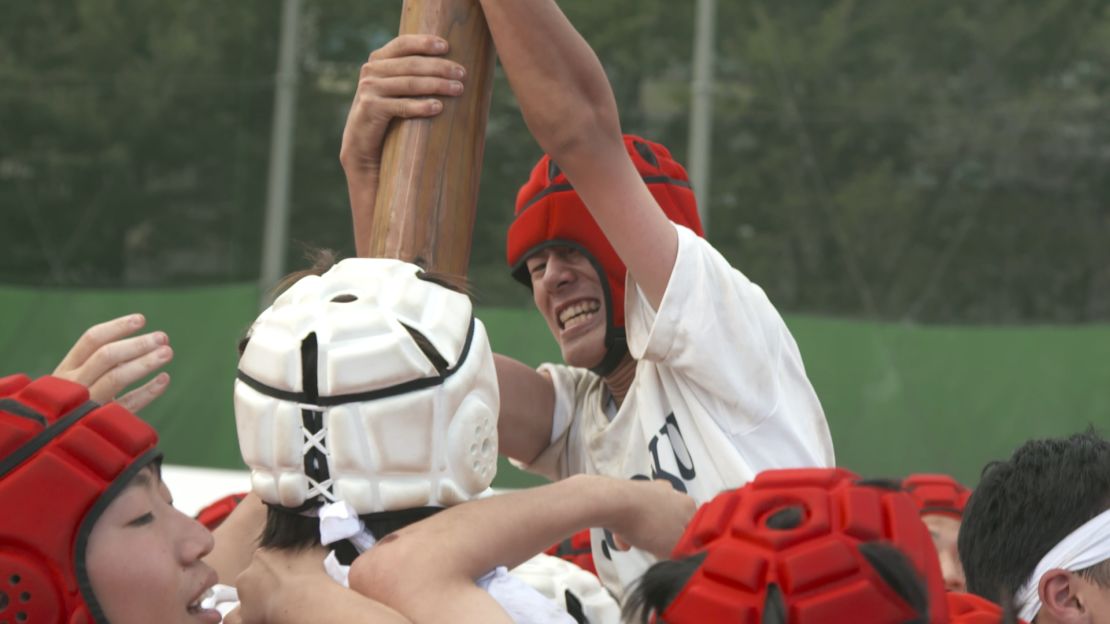 The aim of the game is to topple over the opponent's pole. 