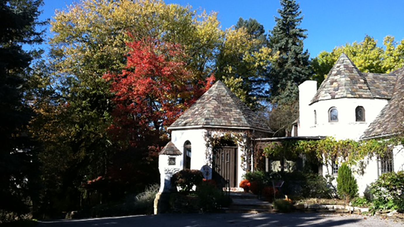 <strong>Hyeholde Restaurant (Caraopolis, Pennsylvania):</strong> Head to this lovely spot outside Pittsburgh where you'll find exquisite grounds and excellent Thanksgiving food. 