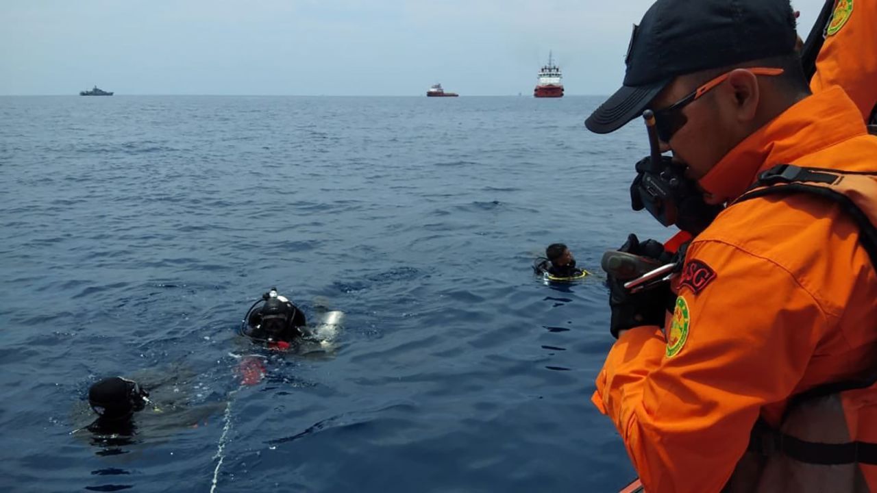 Translated from Indonesian by Microsoft
Currently SAR team Basarnas doing dives 90 degrees 05 ' dikoordinat 361 "S-107 degrees 06 ' 618" E for search for Lion Air plane that crashed in 610 JT waters Karawang in West Java.