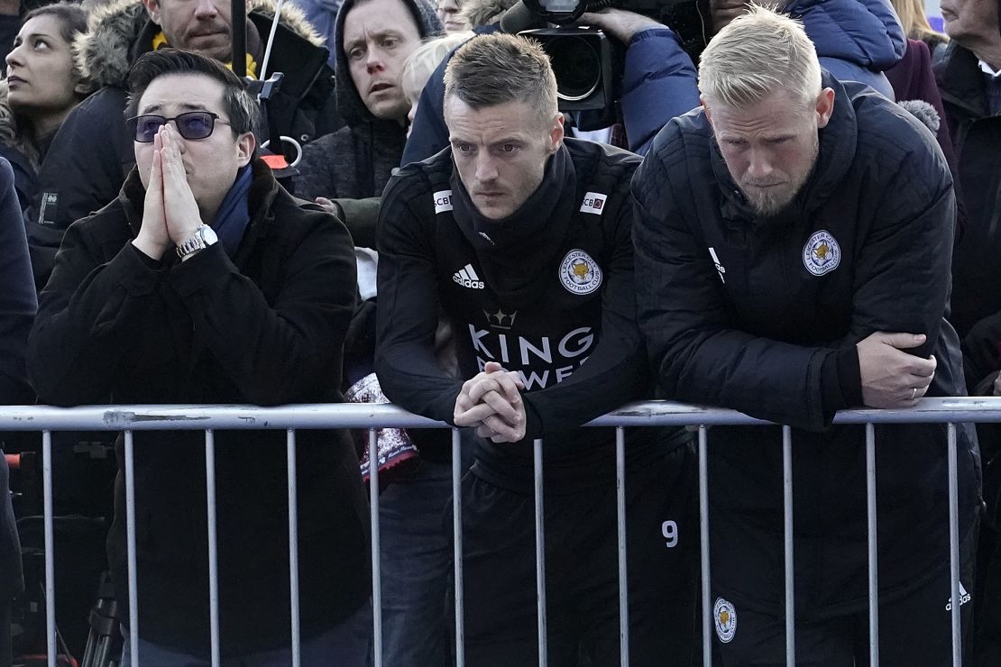 Aiyawatt Srivaddhanaprabha (left), son of the late Leicester City owner, stands with striker Jamie Vardy (center) and goalkeeper Kasper Schmeichel.