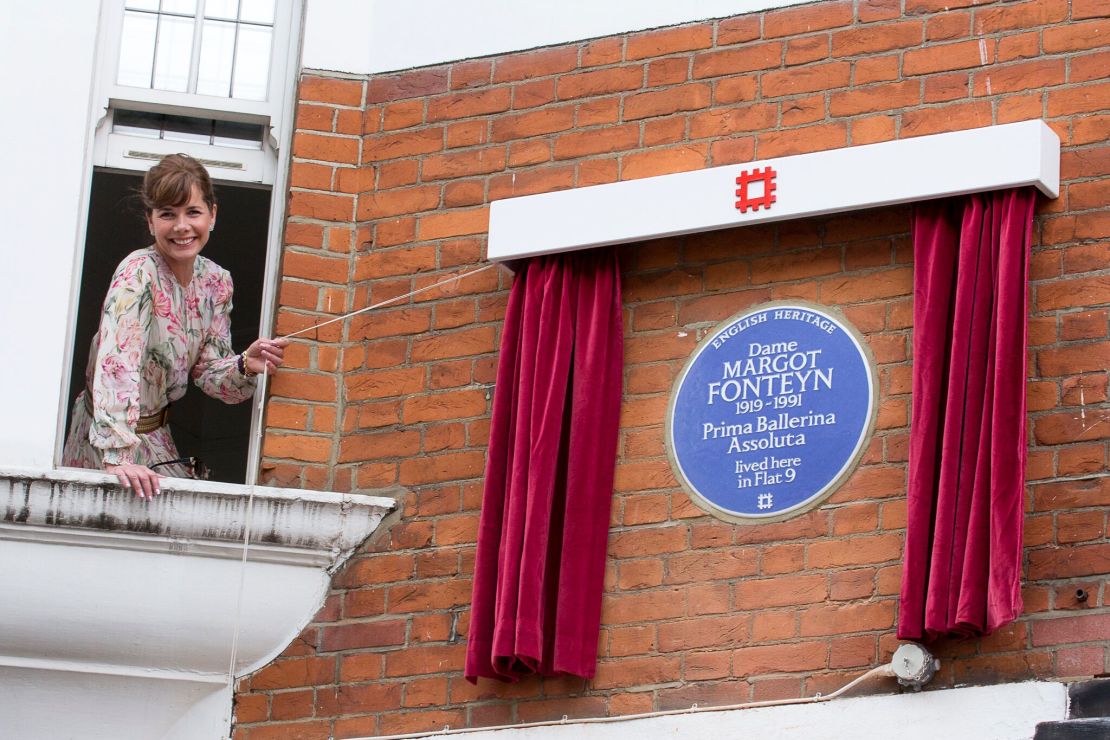 Ballet dancer Darcey Bussell unveils a plaque to Dame Margot Fonteyn.