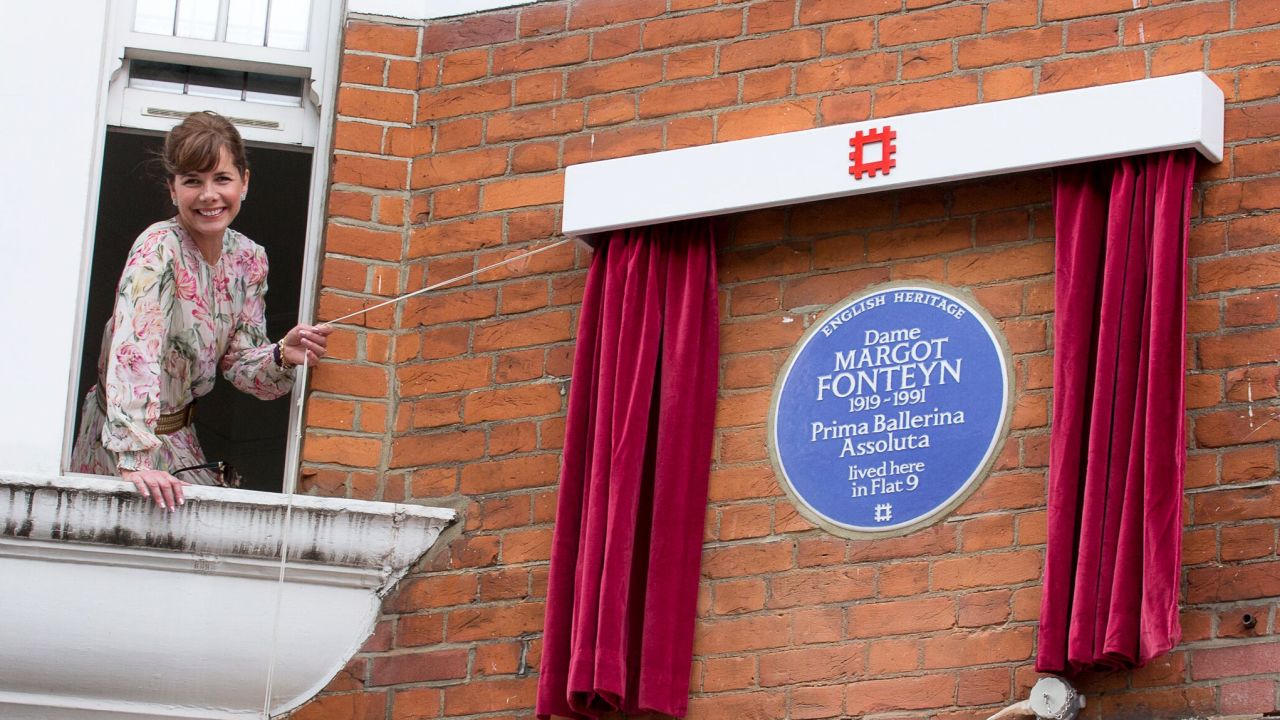 Ballet dancer Darcey Bussell unveils a plaque to Dame Margot Fonteyn.