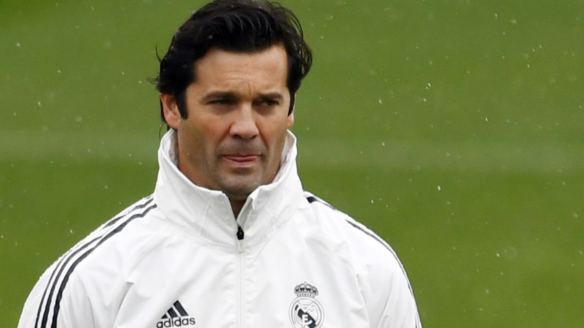 Temporary coach of Real Madrid CF, Argentinian former player Santiago Solari, attends a training session at the Ciudad Real Madrid training facilities in Madrid's suburb of Valdebebas, on October 30, 2018. - Santiago Solari has been put in temporary charge of Real Madrid after Julen Lopetegui was sacked on October 29, 2018. Solari was the coach of Madrid's B team, Castilla, and is now expected to take Madrid for their Copa del Rey game against Melilla tomorrow. (Photo by GABRIEL BOUYS / AFP)        (Photo credit should read GABRIEL BOUYS/AFP/Getty Images)