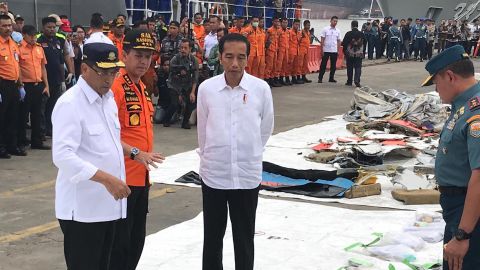 Indonesian President Joko Widodo inspects debris recovered from the Lion Air flight 610 crash site on October 30, 2018.