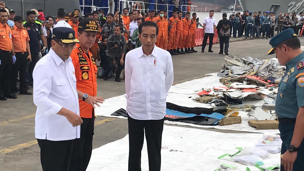 Indonesian President Joko Widodo, center, inspects debris recovered from the Lion Air flight 610 crash site on October 30, 2018.