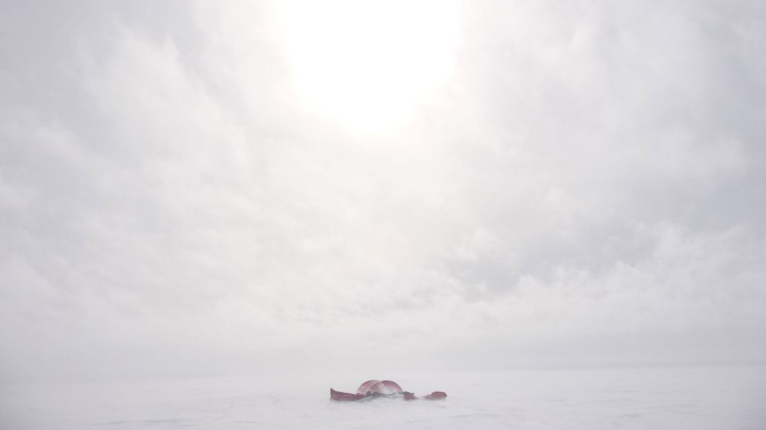 Worsley decided to attempt his own solo trek across the Antarctic, unaided.