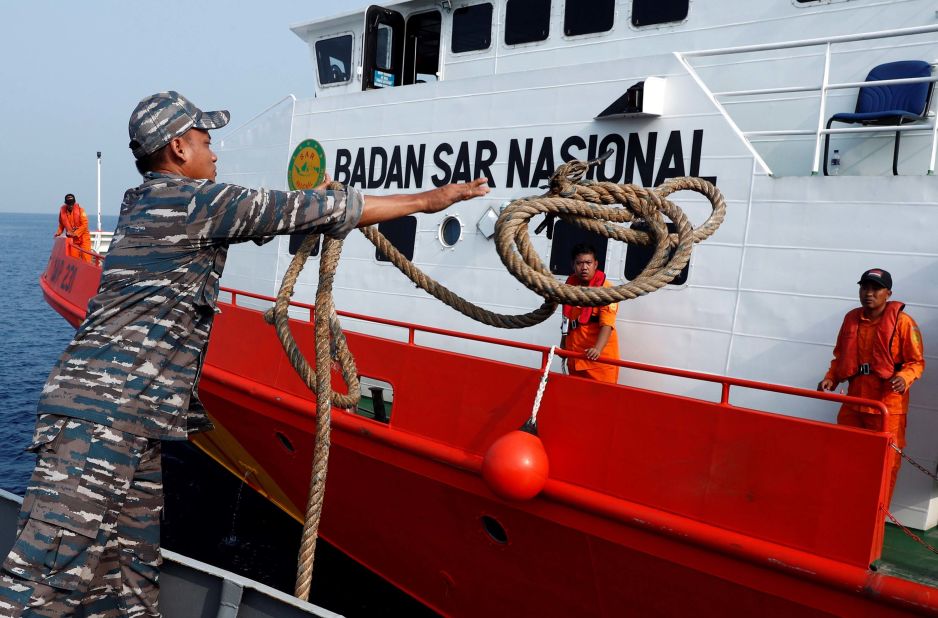 A Navy ship arrives at a search area in the waters of Karawang.