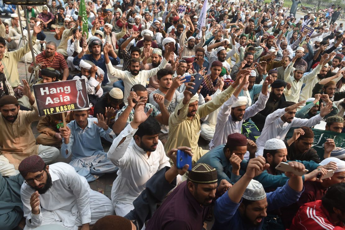 Supporters of Tehreek-e-Labaik Pakistan (TLP), a hardline religious political party chant slogans during a protest against the court decision to overturn the conviction of Christian woman Asia Bibi in Lahore on October 31, 2018.