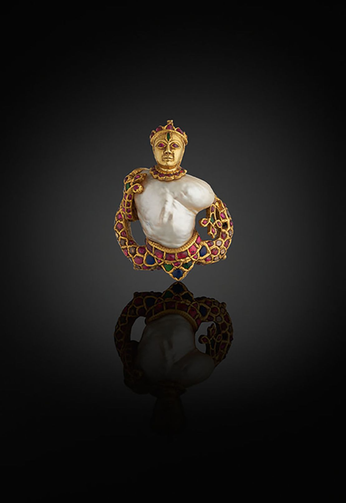 An Indian pendant inspired by European jewelry traditions.