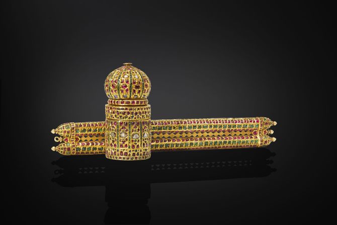 Pen cases and inkwells were symbols of the highest distinction and would be worn by high-ranking courtiers in their sashes. According to Chapman, this set perfectly reflects the hybrid culture of the Mughal court, as its design is a Persian shape but its decoration includes a sacred bird called a "hamsa," a symbol of Sarasvati, a Hindu goddess of learning.